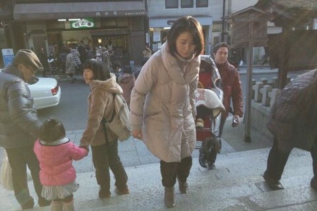 ママの国　日本での始めてのお正月　グランパの京都、御香宮でパパ、ママと・・・来年は、アメリカかな