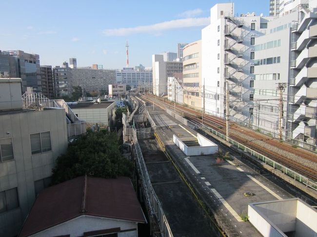 「B級でマイナー」というと失礼かもしれませんが、<br /><br />あまり一般的にメジャーではない観光地も全国にはたくさんあります。<br /><br />今回は、2004年1月に廃止された横浜にある東急東横線の廃線跡を巡ってみました。<br /><br />横浜~桜木町間をvol.1としてご紹介します。<br /><br /><br />★「B級でマイナーな観光地」シリーズ<br /><br />荒川ロックゲート(東京)<br />http://4travel.jp/travelogue/10438358<br />鮮魚列車&日本一短い商店街(大阪)<br />http://4travel.jp/travelogue/10420078<br />鹿嶋まつり&鹿島臨海鉄道鹿島臨港線(茨城)<br />http://4travel.jp/travelogue/10623562<br />鳴海球場跡(愛知)<br />http://4travel.jp/travelogue/10416547<br />西寺跡(京都)<br />http://4travel.jp/travelogue/10467065<br />「戸(へ)」のつく街めぐり(青森&岩手)<br />https://ssl.4travel.jp/tcs/t/editalbum/<br />関西電力黒部専用鉄道“上部軌道”(富山)<br />http://4travel.jp/travelogue/10535489<br />嘉穂劇場(福岡)<br />http://4travel.jp/travelogue/10536327<br />遊楽部川の鮭の遡上(北海道)<br />http://4travel.jp/travelogue/10555940<br />石見神社&白鳥城(兵庫)<br />http://4travel.jp/travelogue/10421611<br />西武秩父線のローカル駅(埼玉)<br />http://4travel.jp/travelogue/10441164<br />深谷駅&さきたま古墳&あついぞ!熊谷(埼玉)<br />http://4travel.jp/travelogue/10439881<br />内之浦&宮之城&藺牟田池(鹿児島)<br />http://4travel.jp/travelogue/10470926<br />京都一条妖怪ストリート(京都)<br />http://4travel.jp/travelogue/10565267<br />町田リス園(東京)<br />http://4travel.jp/travelogue/10416970<br />靭(うつぼ)公園(大阪)<br />http://4travel.jp/travelogue/10420097<br />士幌線廃線跡(北海道)<br />http://4travel.jp/traveler/satorumo/album/10440854/<br />氷のトンネル(北海道)<br />http://4travel.jp/travelogue/10606410<br />日本最北のマクドナルド&地吹雪の抜海駅(北海道)<br />http://4travel.jp/travelogue/10431780<br />“ののちゃん”と“タブチくん”のふるさと・玉野(岡山)<br />http://4travel.jp/travelogue/10563273<br />立山砂防軌道&立山カルデラ(富山)<br />http://4travel.jp/travelogue/10533323<br />日本一の長寿村&塩川&喜屋武岬(沖縄)<br />http://4travel.jp/travelogue/10470372<br />伊勢崎西部公園(群馬)<br />http://4travel.jp/traveler/satorumo/album/10723218<br />長浜大橋(愛媛)<br />http://4travel.jp/travelogue/10450812<br />くりはら田園鉄道乗車会(宮城)<br />http://4travel.jp/travelogue/10620825<br />塩田津&八本木宿&浜金屋&筑後川昇開橋(佐賀)<br />http://4travel.jp/travelogue/10468519<br />モエレ沼公園&宮島沼&777段ズリ山階段(北海道)<br />http://4travel.jp/travelogue/10462083<br />河童の里(福岡)<br />http://4travel.jp/travelogue/10478346<br />有田川町鉄道公園(和歌山)<br />http://4travel.jp/travelogue/10606420<br />小さい鳥居と愛野駅(長崎)<br />http://4travel.jp/travelogue/10520959<br />日本列島公園(愛知)<br />http://4travel.jp/travelogue/10472030<br />エキスポカフェ(大阪)<br />http://4travel.jp/traveler/satorumo/album/10561367/<br />吉野家ひめゆり通り店(沖縄)<br />http://4travel.jp/traveler/satorumo/album/10474837/<br />深泥池(京都)<br />http://4travel.jp/traveler/satorumo/album/10482981/<br />おっぱい観音&ち○こ神社&ま○こ神社(愛知)<br />http://4travel.jp/traveler/satorumo/album/10467364/<br />おっぱい神社&石のかざぐるま(岡山)<br />http://4travel.jp/traveler/satorumo/album/10467364/<br />赤川仮橋(大阪)<br />http://4travel.jp/traveler/satorumo/album/10465150/<br />立体交差する川&日本最古の油田跡(新潟)<br />http://4travel.jp/traveler/satorumo/album/10431152/<br />松尾鉱山跡(岩手)<br />http://4travel.jp/traveler/satorumo/album/10468179/<br />炭鉱の島・池島(長崎)<br />http://4travel.jp/traveler/satorumo/album/10471632/<br />アンモナイト&トロッコ(北海道)<br />http://4travel.jp/traveler/satorumo/album/10486376/ <br />スウェーデンヒルズ(北海道)<br />http://4travel.jp/traveler/satorumo/album/10487107/<br />白石川白鳥飛来地(宮城)<br />http://4travel.jp/traveler/satorumo/album/10518997/<br />沖縄県人の街(大阪市大正区)<br />http://4travel.jp/traveler/satorumo/album/10524096/ <br />桃太郎神社(愛知)<br />http://4travel.jp/traveler/satorumo/album/10532980/ <br />県下唯一の村・大衡村(宮城)<br />http://4travel.jp/traveler/satorumo/album/10562157/<br />東急東横線の廃線跡めぐり(神奈川)<br />http://4travel.jp/traveler/satorumo/album/10636836/<br />http://4travel.jp/traveler/satorumo/album/10645445<br />珈琲園ぶらじる(東京)<br />http://4travel.jp/traveler/satorumo/album/10683513/<br />鉄道ファンの聖地“ナイアガラ”(東京)<br />http://4travel.jp/traveler/satorumo/album/10697557/<br />http://4travel.jp/travelogue/10971520<br />大和駐屯地56周年記念行事(宮城)<br />http://4travel.jp/traveler/satorumo/album/10717128/<br />大和町の祭り「島田飴まつり」(宮城)<br />http://4travel.jp/traveler/satorumo/album/10754350/<br />http://4travel.jp/traveler/satorumo/album/10637868/ <br />“まほろば”の街・大和町(宮城)<br />http://4travel.jp/traveler/satorumo/album/10576613/<br />大和町の祭り「輪くぐり」(宮城)<br />http://4travel.jp/traveler/satorumo/album/10589009/<br />大和町の祭り「やぶさめ」(宮城)<br />http://4travel.jp/traveler/satorumo/album/10613094<br />スリランカセンター(宮城)<br />http://4travel.jp/traveler/satorumo/album/10787912/<br />奥羽本線スイッチバック跡「大沢駅&峠駅&板谷駅」(山形)<br />http://4travel.jp/traveler/satorumo/album/10794623/<br />奥羽本線スイッチバック跡「赤岩駅」(福島)<br />http://4travel.jp/traveler/satorumo/album/10797881<br />あくねツーリングSTAYtion(鹿児島)<br />http://4travel.jp/traveler/satorumo/album/10827924/<br />ブルートレインたらぎ(熊本)<br />http://4travel.jp/traveler/satorumo/album/10835575<br />多磨霊園(東京)<br />http://4travel.jp/travelogue/10857817<br />薬師公園(岩手)<br />http://4travel.jp/travelogue/10892441<br />JICA地球ひろばでネパール料理(東京)<br />http://4travel.jp/travelogue/10899446<br />鶴亀屋食堂(青森)<br />http://4travel.jp/travelogue/10922752<br />高輪橋架動橋(東京)<br />http://4travel.jp/travelogue/10944478<br />山道国道(福島)<br />http://4travel.jp/travelogue/10437982<br />日本一短い川「ぶつぶつ川」(和歌山)<br />http://4travel.jp/traveler/satorumo/album/10415707/<br />日本一寒い街「美深」(北海道)<br />http://4travel.jp/travelogue/10432285<br />宇宙村(東京)<br />http://4travel.jp/travelogue/11020775<br />讃岐うどん 條辺(埼玉)<br />http://4travel.jp/travelogue/10860967<br />京都激辛商店街(京都)<br />http://4travel.jp/travelogue/11047202<br />神田一安い居酒ヤ「とうきょう」(東京)<br />http://4travel.jp/travelogue/11053874<br />東急東横線の廃線跡めぐり(東京)<br />http://4travel.jp/travelogue/10899445<br />小田急小田原線の廃線跡めぐり(東京)<br />http://4travel.jp/travelogue/10912625<br />東京大仏&植村冒険館&水車公園&竹の子公園(東京)<br />http://4travel.jp/travelogue/11069939<br />北見ハッカ記念館&JR金華駅(北海道)<br />http://4travel.jp/travelogue/11072666<br />ほたるの里童謡公園(長野)<br />http://4travel.jp/travelogue/11080024<br />日本一低い山“日和山”(宮城) <br />http://4travel.jp/travelogue/11084412<br />エコポリスセンター&熱帯環境植物館&リサイクルプラザ(東京)<br />http://4travel.jp/travelogue/11085240<br />日本で海岸線から一番遠い地点(長野)<br />http://4travel.jp/travelogue/11096788<br />すぎなみ知る区ロード(東京)<br />http://4travel.jp/travelogue/11105158<br />東峰神社(千葉)<br />http://4travel.jp/travelogue/11112662<br />すなば珈琲(鳥取)<br />http://4travel.jp/travelogue/11124525<br />
