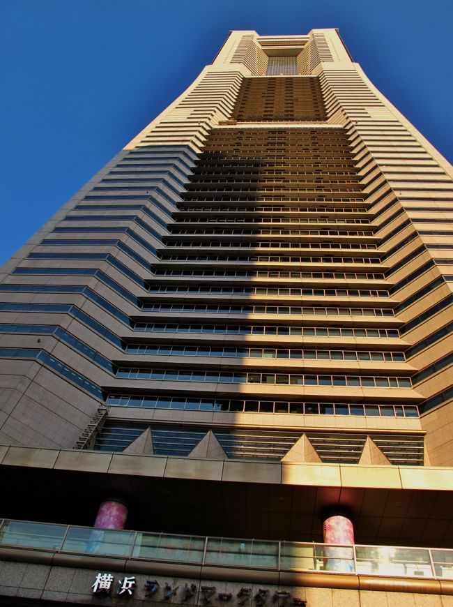 <br />横浜ランドマークタワー（Yokohama Landmark Tower）は、横浜みなとみらいの中核となっている超高層ビルで、オフィスのほかホテルやショッピングモールなどからなる複合施設。三菱地所が保有している。1990年（平成2年）3月20日に着工され、1993年（平成5年）7月16日に開業した。70階建て、高さ296.33m。超高層ビルとしては日本一の高さである。<br />また、日本では東京スカイツリー（634m）、東京タワー（332.6m）、明石海峡大橋（298.3m）に次ぐ4番目に高い構造物である。<br />（フリー百科事典『ウィキペディア（Wikipedia）』より引用）<br /><br />横浜ランドマークタワー（スカイガーデン）については・・<br />http://www.yokohama-landmark.jp/page/<br />http://www.yokohama-landmark.jp/skygarden/page/<br />