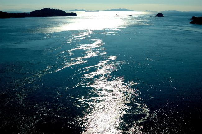 　　　　七つの橋を渡って、関前岡村島へ・・・<br /><br />　広島県と愛媛県の間に安芸灘諸島がある。そこに七つの橋が架かって広島と愛媛がつながってから早くも３年が過ぎた。<br /><br />　これを記念して「安芸灘とびしま海道」イメージソングとして作られたのが、「安芸灘の風」だという。この歌は「レーモンド松屋」という愛媛県出身の歌手が歌っている。<br /><br />　「レーモンド松屋」という名前の歌手がどんな人か全然知らなかったのだが、バイクで安芸灘とびしま海道をツーリングして最も東端にある関前岡村島に行ってこの歌手がいることを初めて知った。<br /><br />　呉から下蒲刈島、上蒲刈島、豊島、大崎下島、平羅島（へいらしま）、中ノ島、岡村島と大小７つの島に架かる橋を渡って行くのだが、一番東の端にあるのが関前岡村島である。<br /><br />　下蒲刈島から中ノ島までが広島県で、東端にある関前岡村島は愛媛県に入る。かつては離島僻地で愛媛県越智郡関前村であったが、安芸灘諸島に連絡橋ができてからは陸続きとなり、愛媛県今治市に編入され関前支所が置かれている。<br /><br />　安芸灘諸島をバイクツーリングして、関前岡村港の待合所二階にある「ちょうちょ島館」というレストラン（食堂）で昼食をとることにした。<br />　そのレストラン内のあちこちに、「レーモンド松屋」という歌手のパンフやちらしが置いてあった。しかし、悲しいかなレーモンド松屋という歌手のことはこれまで耳にしたことがなく全くわからない。<br /><br />　ここ「ちょうちょ島館」は、このレーモンド松屋という歌手のスナップ写真や愛用のギターなどが展示されていることからもこの歌手を応援していることがわかる。実際にこの店でライブショーもやっている。<br /><br />　このレーモンド松屋というロック調演歌歌手のことが気になったので、安芸灘諸島の島巡りを終えた後、どんな歌を唄うのか気になり早速you tubeで検索してみることにした。<br /><br />　彼の代表曲、「安芸灘の風」を聴いてみると、迫力があって実に上手い。曲もいいが特に瀬戸内の島々や島で生活する人々を的確に捉えた歌詞が何ともいえない郷愁を呼び覚ます。<br /><br />　　<br />　上手いはずである。レーモンド松屋は２０１０年１１月に「第４３回日本有線大賞」で新人賞「有線問い合わせ賞」の二冠を達成、有線放送ではかなり多くのファンがおり、歌手のメジャーデビューを果たしたそうだ。確かに聴いてみてもリズム感や歌唱力がある本格的な歌手なのである・・<br /><br />　「新人賞」を受賞したといってもそこらの若い歌手ではない。還暦をむかえたれっきとした経験豊富なおじさんだから、ホンマモノの歌を聞いているようだ。３０代から６０代までの幅広い年代層に根強い人気があるのも頷ける。<br /><br />　２０１１年には「雨のミッドナイトステーション」でロングリクエスト賞を受賞している。<br />これもロングリクエスト賞を獲っただけのことはあるいい唄だ・・<br /><br /><br />　”安芸灘しまなみ街道”の旅行記は多々あるので、今回は　”橋”<br /><br />　そのものに焦点をあてて画像をアップすることにした・・・<br /><br /><br /><br />　　レーモンド松屋さんの公式ＨＰは・・<br /><br />　　http://raymondm.com/<br /><br /><br />　　レーモンド松屋さん歌う「安芸灘の風」はこちらを　Youtubeで<br /><br />　　離れていった恋人が瀬戸内の橋を渡って戻るのを待ち続けるという内容のロック調の歌謡曲。<br /><br />　　　http://www.youtube.com/watch?v=DoQO4RDiRgQ<br /><br />