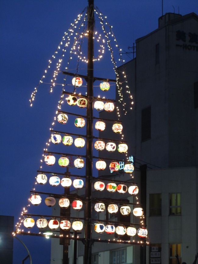 1月13日、午後5時頃、需要家訪問後に埼玉の方への帰りに魚津駅発の「ほくほく線」の特急「はくたか」に乗るために魚津駅に向かった。　丁度、日暮れ時で駅前の方に提灯が沢山つりさげられて傘状になったものが目に入り写真撮影をした。<br />後で調べて分かったのは「たてもん祭り」の提灯であることが分かった。<br /><br /><br />○たてもん祭りについて・・・説明文による<br />国指定重要無形民俗文化財指定である。<br />たてもんは、高さ１６ｍもある大柱に、９０余りの提灯を三角形につるし下げ、総重量約５トンもあるそり台にたてて、８０人もの若い衆によって曳き廻されます。その姿は、豪快、勇壮、華麗で魚津の誇る郷土行事の一つです。<br />各町内からたてもん７基が諏訪神社へと動きだし、光の競演を繰り広げます。