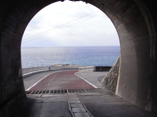 青ヶ島への旅は東邦航空に電話をすることから始まります。<br />島への渡航手段は八丈島からの船かヘリコプターですが、会社勤めの身である私にとって就航率の低い船を選択することは出来ません。<br /><br />ヘリコプターの予約は搭乗の1ヵ月前の同一日から可能ということで、その日の午前9時に電話をし、無事に予約することが出来ました。<br />しかし、喜ぶのはまだ早いです。<br />復路のヘリコプターの予約が出来なければ青ヶ島への渡航は危険です。数日後、復路の便も予約が出来たので青ヶ島への渡航が可能になりました。