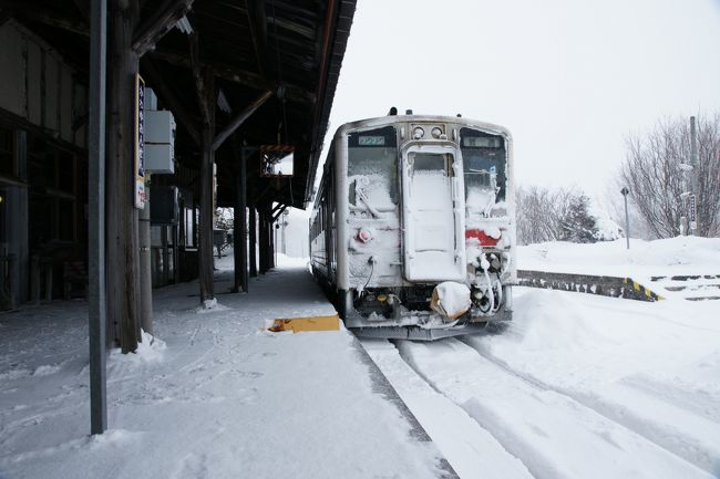 時間通り豪雪の川湯温泉駅に到着<br />乗車時間は1:32でした。<br />13:08に到着ですが、次の列車は15:40なので、2時間半くらい時間があります。<br />ここまでの道内18きっぷの乗車は<br />1:32　89.3キロ<br /><br />【旅の概要】<br />『東京⇒釧路空港』（2012/01/07）<br />https://4travel.jp/travelogue/10636595<br />『釧路⇒川湯温泉』（2012/01/07）<br />https://4travel.jp/travelogue/10637389<br />『川湯温泉駅と足湯』（2012/01/07）<br />https://4travel.jp/travelogue/10637400<br />『川湯温泉駅とカフェ』（2012/01/07）<br />https://4travel.jp/travelogue/10637410<br />『川湯温泉⇒北見』（2012/01/07）<br />https://4travel.jp/travelogue/10637490<br />『北見⇒旭川　ローカル線の旅』（2012/01/08）<br />https://4travel.jp/travelogue/10643880<br />『旭川⇒美瑛　ローカル線の旅』（2012/01/08）<br />https://4travel.jp/travelogue/10648423<br />『美瑛ドライブ⇒新得』（2012/01/08）<br />https://4travel.jp/travelogue/10653578<br />『新得⇒帯広』（2012/01/08）<br />https://4travel.jp/travelogue/10659055<br />『帯広⇒釧路』（2012/01/09）<br />https://4travel.jp/travelogue/10659388<br />『釧路湿原⇒羽田（最終回）』（2012/01/09）<br />https://4travel.jp/travelogue/10666345<br />2019.11.29加筆修正