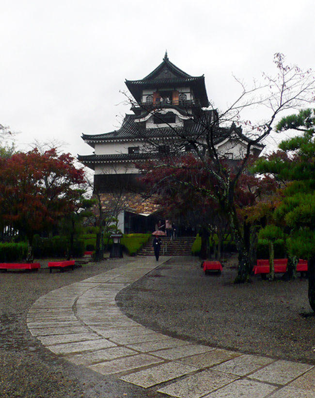 日本にお城は数あれど、国宝となっているものはたったの四城。<br /><br />＊国宝四城＊<br />・松本城（長野県）<br />・犬山城（愛知県）<br />・彦根城（滋賀県）<br />・姫路城（兵庫県）<br /><br />松本城と姫路城は十数年前に登城済みだったけれど、残る二つは旦那が登城済みだったせいもあってなかなか行く機会がなかった。しかし、今回、会社のご褒美・特別休暇を使って、彦根城を無事に制覇。<br /><br />さあ、のこるは一つ、犬山城だ。いざ出陣！<br /><br />・・・あー、ちなみに私は決して歴女ではありませんので。ハイ。<br /><br />　１日目　札幌→小松→福井（福井泊）<br />　２日目　福井→丸岡→福井→彦根（彦根泊）<br />☆３日目　彦根→安土→犬山（犬山泊）<br />★４日目　犬山→中部国際空港→札幌