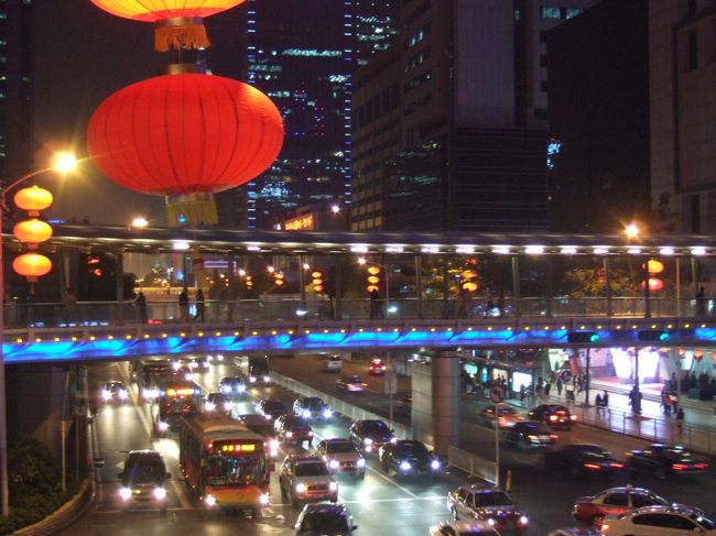 中国に初めて訪れたのが深圳、以来5年間の思い出とともに街歩き。<br /><br />街は現在も急速な変化と成長を続けていて、2年半の経過とともに風景も変わり、おなじみの常宿もなくなっていた。<br />こうして街の移り変わりを眺め、久々の人に再会すると、ともかくも「みんな生きている」という実感がしみじみと沸いてくるのだった。自分が一歩立ち止まると、その分向こうは確実に一歩先へと進んでしまうのである。