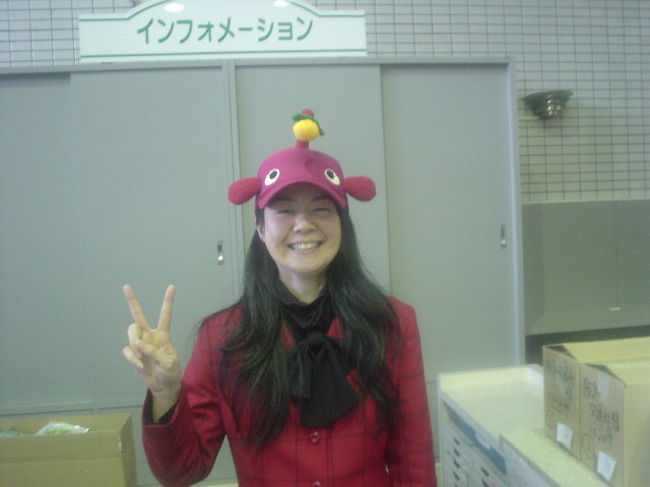 コノ「表紙写真」ですが、ディズニーランドではゴザイマセン（*^_^*）<br /><br />今年の2012年1月1日の初詣は地元で済ませましたが、<br />毎年恒例の、友人達との『初詣』と称する一泊旅行にも行ってきましたので、その旅行記をUPさせていただきま〜〜〜す＾＾。<br />正直、この小旅行が終了してやーっと正月気分が抜けた気になった私でゴザイマス、ハイ(^_^;)。<br /><br />・・・もう何年間も友人たちと毎年観光バスを貸切っておバカな旅行をしています\(~o~)／。<br />今回の行き先は石川県の『粟津温泉』。<br /><br />道中【日牟禮八幡宮】ー【八幡山ロープウエー】ー【石川県立航空プラザ】等を廻ってきました〜♪<br /><br />まだまだ観光地もお正月気分で・・・私だけじゃなかった（爆）・・・笑顔がいっぱいいただける北陸旅行を楽しんできました〜♪<br /><br />表紙写真は道中立ち寄った【敦賀昆布館】の受付嬢様〜\(~o~)／<br />変な帽子？は自作！！！\(~o~)／だそうです〜♪ヘエ〜ッ、すばらしい〜〜〜&amp;可愛い〜☆☆☆