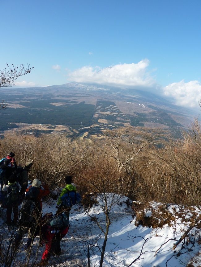 富士山の東南東に位置する連邦。北から南へ、越前岳・呼子岳・鋸岳・位牌岳・愛鷹山へと続き、これらの総称を愛鷹山と呼ぶ。<br />一等三角点のあるピークに愛鷹山の名が付けられているが、最高峰は越前岳なので愛鷹山の主峰とされている。<br />富士を背に駿河湾を見渡す大展望の山である。富士山と愛鷹山の鞍部に十里木高原がある。日本200名山。<br /><br />アクセス<br /><br />東名高速/富士ＩＣ→富士サファリーパークを目指す→西富士有料道路/広見ＩＣ→県道72号→76号<br />　→県道24号との合流地から約10ｋｍ→十里木高原駐車場へ<br /><br />年末に引いた風邪が長引き、咳のためにぎっくり腰にもなって、風邪をひく前に申し込んだツアーに参加が危ぶまれたが、何とか参加することができた。<br />