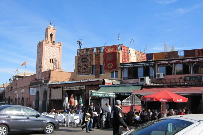 世界文化遺産のマラケシュ旧市街見学の最後は、ジャマ・エル・フナ広場です。11世紀後半にマラケッシュが首都であった頃から街の中心となっていた広場です。かつては公開処刑も行われました。(ウィキペディア、駐日モロッコ王国大使館・モロッコ)