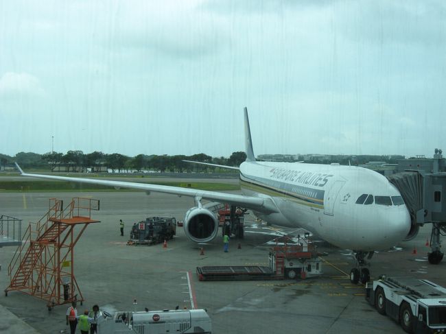 2012年の初海外旅行の行先は、シンガポール。<br />利用したエアラインはシンガポール航空。往路は一昨年から運行を開始した関空発の深夜便を、復路はシンガポール昼出発、関空夜着のフライトをそれぞれ利用し、効率よく行って帰ってくることができました。<br />ここでは、往路のフライトの一部始終を紹介します。