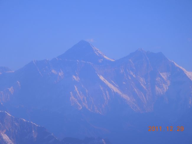 年末年始、今回は６日間で、ネパールへ。<br />一度も訪問したことのない国。<br />エベレストがある・・・、ぐらいしか。<br /><br />今回の一番の目的は、エベレスト遊覧飛行。<br />お天気に恵まれるといいな〜と思いつつ、出発です。