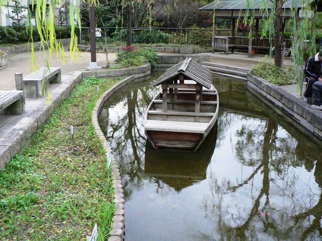 ひらかたパークは、京阪電気鉄道が運営する遊園地で枚方市枚方公園町にあり「ひらパー」と呼ばれて親しまれている。 毎年１２０万人前後の入園者数があり、ユニバーサルスタジオジャパン（USJ）に次いで、大阪府下第２位とのこと。１９１０年開園で１９４２年に１度廃止され１９４７年に復活した浅草花やしきよりも古く断絶のない歴史としてはひらかたパークが最も古い遊園地とのこと。<br />「水面回廊（みなもかいろう）」は枚方市が、寝屋川市まで続く２．８kmの水路を利用し、<br />水辺を楽しめる散策路として整備した公園。<br />江戸時代、「枚方宿」は、淀川を行きかう客船・三十石船の中継港となるなど、<br />京都と大阪を結ぶ交通の要として栄え、界隈には本陣、旅籠、茶店が軒を連ねて賑わい浮世絵にも描かれた。<br />その水運の歴史にちなんで水辺を整備し水面回廊と名づけて三十石船のレプリカも浮かんでいる。<br />三十石船の乗客を相手に「餅くらわんか、酒くらわんか」と声をかけた商売舟は「くらわんか舟」と呼ばれ、枚方の名物になり落語などにも登場する。<br />（写真は水面回廊（みなもかいろう）の三十石船）<br />