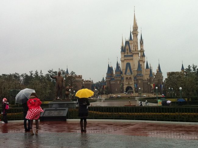 東京で初雪が降った2012年1月20日、東京ディズニーランドへ行ってきた。<br />3歳の息子にとってはこれがディズニーリゾートのデビュー。<br />寒くてそのうえ平日なのもあり、かなり入場客は少なかったようでたくさんアトラクションに乗れたのはよかった。<br />それにカフェやレストランでもほぼ待ち時間がなく、混雑をひたすら恐れていた僕にとってはかえって好都合だったかも。<br />その日は日帰りせずオフィシャルホテルのシェラトンに宿泊し、翌日午前中はゆっくりホテルで過ごして、帰りに葛西臨海水族園に寄って帰ってきた。<br />TDLより水族館の方が息子のテンションが高かったように見えたのは気のせいだということにする。