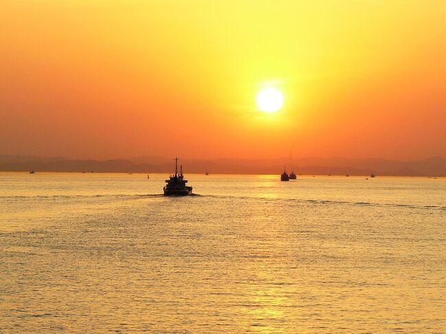 「夕日シリーズ」、その記念すべき、最初の旅行記です。<br />旅のテーマは、「日本で一番綺麗な夕日を観る」<br />では、日本で一番綺麗な夕日は何処か？<br />偏見ですが、やっぱり「瀬戸内海」でしょう〜♪<br />と即決し、神戸港から高松港行きのジャンボフェリーに乗船しました。<br /><br />ちょっと古く、画質もあまり良いとは言えませんが、<br />それでも、想い出の旅行記です。<br />瀬戸内海の夕日、本当におすすめです！