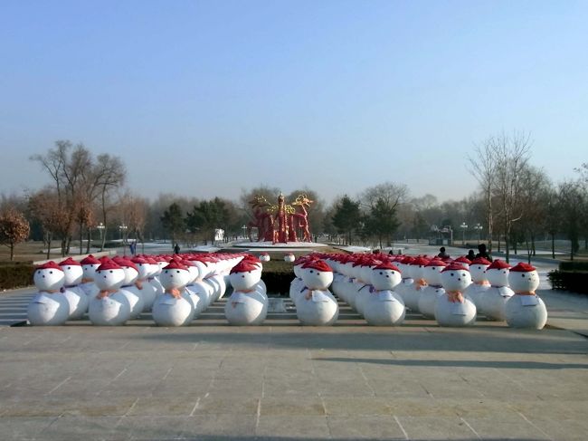 行ってきました、ハルビン氷祭り！<br /><br />前日恩師に会った時に「太陽島公園の雪像は見ていない」と言うと「見た方が良い！」と強く推されたのでフライトの時間を気にしながら行ってみました。