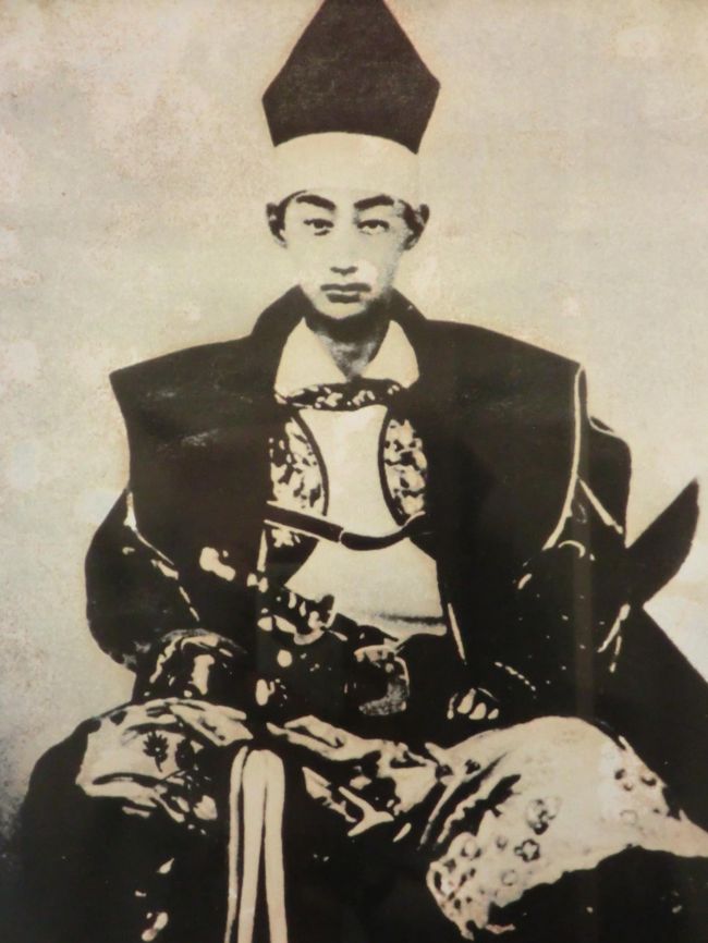 歴史好きでなくともドラマや小説によく登場する幕末維新。その佐幕側で京都守護職だった松平容保、定敬兄弟を輩出した高須藩松平家の御殿があった海津市の歴史民俗資料館。そして近くにあるおちょぼさんの愛称で親しまれている千代保稲荷へ行きました。トップ画像は歴史民俗資料館にあった新撰組と共に京を守っていた頃の松平容保。