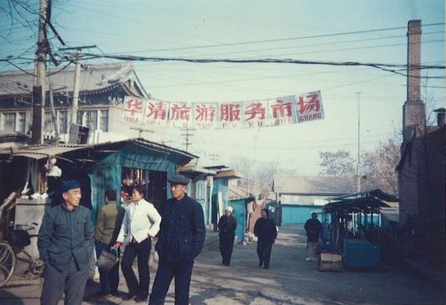 1988年12月、当時勤務していた会社の研修旅行で、初めて中国を訪れました。<br />6日で、北京・西安・上海を周り、研修と観光を繰り返すというハードスケジュールでした。<br /><br />中国の歴史・宗教・世界観について、深く語ってはおりません。<br />いつものお気楽な「なんちゃって旅行記」をご紹介します。<br /><br /><br />≪全行程≫<br /><br />１日目：午前、伊丹空港→北京　　[日本航空]<br />　　　　午後、研修。<br />２日目：午前、万里長城散策。<br />　　　　午後、研修。<br />３日目：午前、研修。<br />　　　　昼、北京→西安　　　　［中国国際航空］<br />　　　　午後、研修。　<br />４日目：午前、西安市内散策。<br />　　　　夕方、西安→上海　　　［中国国際航空］<br />５日目：終日、研修。<br />６日目：午前、上海市内散策。<br />　　　　午後、上海→伊丹空港　　[日本航空]<br /><br /><br />★80年代の海外シリーズ<br /><br />シンガポール（1983）<br />http://4travel.jp/traveler/satorumo/album/10530523/<br />イギリス（1983）<br />http://4travel.jp/traveler/satorumo/album/10530525/<br />アメリカ（1983）<br />http://4travel.jp/traveler/satorumo/album/10530545<br />http://4travel.jp/traveler/satorumo/album/10538538/<br />http://4travel.jp/traveler/satorumo/album/10539748/<br />メキシコ（1983）<br />http://4travel.jp/traveler/satorumo/album/10537936<br />カナダ（1983）<br />http://4travel.jp/traveler/satorumo/album/10539348/<br />http://4travel.jp/traveler/satorumo/album/10539741/<br />ドイツ（1983）<br />http://4travel.jp/traveler/satorumo/album/10539753/<br />オランダ（1983）<br />http://4travel.jp/traveler/satorumo/album/10539771/<br />フィンランド（1983）<br />http://4travel.jp/traveler/satorumo/album/10539775<br />スウェーデン（1983）<br />http://4travel.jp/traveler/satorumo/album/10542172/<br />ノルウェー（1983）<br />http://4travel.jp/traveler/satorumo/album/10542694/<br />デンマーク（1983）<br />http://4travel.jp/traveler/satorumo/album/10543453<br />ベルギー（1983）<br />http://4travel.jp/traveler/satorumo/album/10544148/<br />イタリア（1983）<br />http://4travel.jp/traveler/satorumo/album/10545191/<br />http://4travel.jp/traveler/satorumo/album/10545295/<br />http://4travel.jp/traveler/satorumo/album/10549580<br />スイス（1983）<br />http://4travel.jp/traveler/satorumo/album/10546955/<br />http://4travel.jp/traveler/satorumo/album/10548850/<br />フランス（1983）<br />http://4travel.jp/traveler/satorumo/album/10547322/<br />モナコ（1983）<br />http://4travel.jp/traveler/satorumo/album/10548150/<br />バチカン（1983）<br />http://4travel.jp/traveler/satorumo/album/10549080/<br />オランダ（1986）<br />http://4travel.jp/traveler/satorumo/album/10522388<br />ベルギー（1986）<br />http://4travel.jp/traveler/satorumo/album/10522414<br />ポルトガル（1986）<br />http://4travel.jp/traveler/satorumo/album/10522959<br />スペイン（1986）<br />http://4travel.jp/traveler/satorumo/album/10523410<br />モロッコ（1986）<br />http://4travel.jp/traveler/satorumo/album/10523819/<br />スペイン（1986）<br />http://4travel.jp/traveler/satorumo/album/10524340<br />リヒテンシュタイン（1986）<br />http://4travel.jp/traveler/satorumo/album/10524581/<br />ギリシャ（1986）<br />http://4travel.jp/traveler/satorumo/album/10525568/<br />トルコ（1986）<br />http://4travel.jp/traveler/satorumo/album/10525821/<br />シンガポール（1986）<br />http://4travel.jp/traveler/satorumo/album/10526026/<br />グアム（1986）<br />http://4travel.jp/traveler/satorumo/album/10516485/<br />香港（1986）<br />http://4travel.jp/traveler/satorumo/album/10517427/<br />タイ（1988）<br />http://4travel.jp/traveler/satorumo/album/10638717/<br /><br />