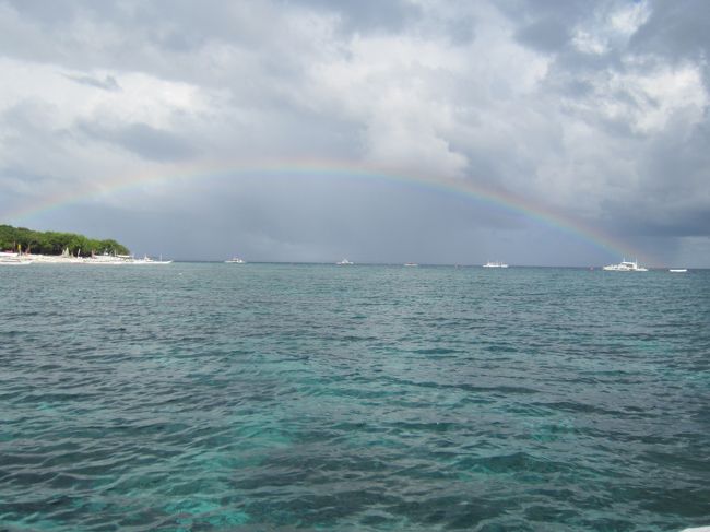 元旦　2012年<br />どんよりしたボホール島の雨季空に、儚げな虹が浮かぶ。<br /><br />しよぼい虹役者も沖だと壮大なアーチに映るものだ。<br />風情いっぱいのバンガーボートで、儚げを眺めるドク金魚一家。<br />その先には、雨雲のエリアが幾つか待機している。<br />雨雲も天然のアーチの様だ。<br />なんだか一家の先に潜む、厄介な事柄にも思えてきた。<br />沖の雨脚は、くすぐり痛くて肌寒い。<br />無情な直撃に笑いしのぐドク金魚一家。<br />虹占いが有るならば、どんな答えになるのだろう？<br /><br />座席位置の板床で、徐々にでん部が痛くなる（苦々）<br />後に分ったが、痛みも擦り切れ起こしたも<br />実はドク金魚だけだった。<br />感傷的な性質も同様に、我一人だけなのか（笑）<br /><br />体感　<br />バリカサグ島は思ったよりも遠かった。