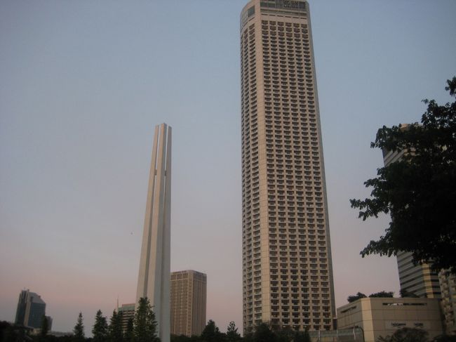 宿泊先は、スイソテル・ザ・スタンフォード（SWISSOTEL THE STAMFORD SINGAPORE）でアジアで一番背が高いホテルです（73階）です。部屋はクラシックハーバービューと言う部屋で「シンガポールの中心部やシティやマリーナエリアなどを一望できる」部屋です。<br /><br />便利なのは「ラッフルズプラザ」と言うショッピングセンターがあるので便利なホテルです。<br /><br />尚詳しいホテルの詳細はほかの方ですが写真に投稿しているので参考にしてください<br />http://4travel.jp/traveler/ra-yang/album/10620253/