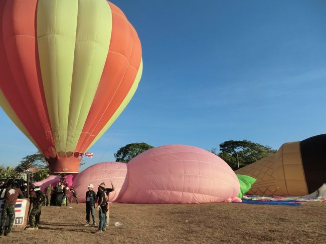 今日は、凧揚げコンテストや、中国正月、気球のお祭り、ジャズフェスティバルなど、私の誕生日なので催しを沢山していただけます・・・<br /><br />其の中でも・・・気球は目の前で見るのが初めて・・・英語のアナウンスやタイ語も分からないので報道関係に紛れ込んで写真を取らせていただきました・・・<br /><br />でも其のバルーンの大きさにビックリ・・・大きいものは高さ１００ｍ以上・・・・<br /><br />動画はそれぞれ5分くらいと長いですが・・・此方が良く分かるのでは・・・。<br /><br />http://www.youtube.com/watch?v=txcO5lyfdJI&amp;list=UUkTFMoOM-4_Vqz09VAbTZUg&amp;index=2&amp;feature=plcp<br /><br />http://www.youtube.com/watch?v=o2ieekfwso0&amp;feature=BFa&amp;list=UUkTFMoOM-4_Vqz09VAbTZUg&amp;lf=plcp