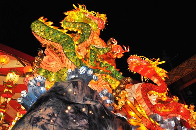 　異国情緒あふれる長崎で、中国色豊かな灯の祭典『2012長崎ランタンフェスティバル』が、24年1月23日（月）から2月6日（月）の15日間にわたり開催されています。<br />　長崎在住の華僑の人々が、中国の旧正月（春節）を祝うための行事として始めたもので、もともと「春節祭」として長崎新地中華街を中心に行なわれていましたが、平成6年から規模を拡大し、長崎の冬を彩る一大風物詩となっています。<br />　<br />　ということで、24日からの仕事のため、23日に長崎に前泊です。<br />　ちょうど開会の日のフェスティバルを見ることができましたので、レポートします。