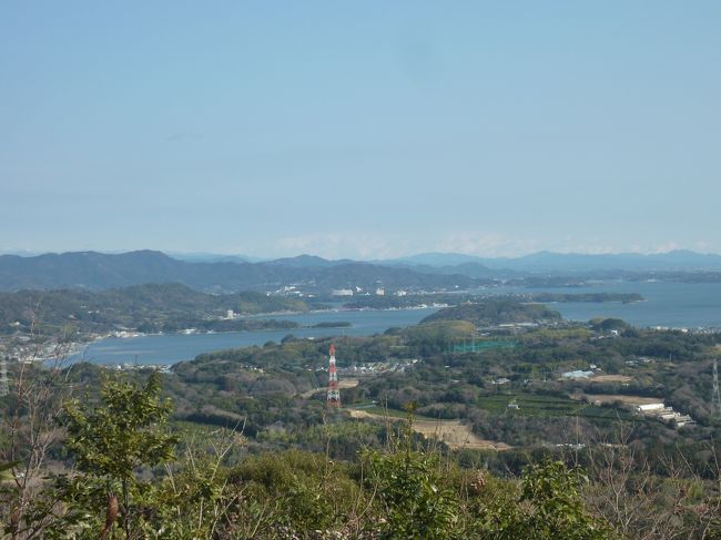 湖西連峰は愛知県と静岡県の県境を南北に走る３００ｍから４００ｍの山々からなっている。豊橋自然歩道として整備され、浜名湖を東にひかえ、眺望もよい。<br /><br />冬の低山歩きには、暖かく、日だまりハイクが楽しめる。<br /><br />以前単独で歩いた時、地元の単独女性から頂いた地図を元に、７〜８年ぶりに歩いてみた。<br />　<br />JR新所原駅→湖西連峰ハイキングコース登山口→梅田峠→嵩山展望台→梅田峠→仏岩→神石山→二川テレビ中継所→東山→JR二川駅<br /><br />東から西へと歩き、回り道もしたので歩行時間は4時間半ぐらいでした。<br />