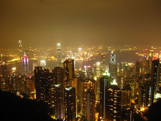 待ってましたぁ！　2年ぶりの　ゆんぶー家 海外旅行★<br /><br />近場で楽しめて、まだ行ったことがない有名な観光地・・<br />ということで、香港。そしてカジノも楽しむべく、マカオもセットで<br />クリスマスアジア。<br /><br />本編は前半、香港の旅です。<br /><br />