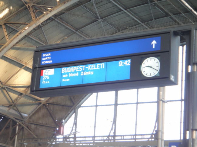 プラハから鉄道で7時間かけて移動しました。プラハ同様観光はほとんどできなかったけれどオペラ座のチケットを手配し、ひたすらグルメグルメな幸せな4日間でした…♪<br /><br />旅程<br />12月31日：プラハ中央駅〜ブダペスト東駅（鉄道）<br />ブダペスト4泊<br />1月4日：ブダペスト〜パリ〜成田へ<br />1月5日成田着