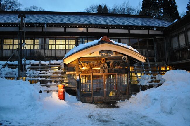 冬は温泉に限る。<br />雪に温泉をテーマに今回青森に<br />不老不死温泉か蔦温泉迷いましたが、今回は蔦温泉に行ってきました。水戸〜青森遠いです、東北は広いですね。<br />青森市で定番の観光をして酸ヶ湯温泉(日帰り温泉）で湯につかり<br />目的地、蔦温泉に14時着、まわりは、雪景色、静かでいい感じです。歴史の重みを感じる宿です。私たちは、写真の本館を予約したのですが、残念ながら、満室の為、別館に宿泊しました。私たちの部屋は別館の３階の一番奥の山側でした。温泉が本館にあるので、別館からだと遠い(わがままですが)です。今度宿泊するなら、本館の景色の良い部屋、もしくは別館の本館に近い景色の良い部屋に(駐車場・庭側）宿泊したいです。<br />温泉の方は無色透明で足元から湯が湧き出てきます。（素敵）<br />誰も入浴しておらず贅沢に一人のんびり極上の湯を堪能できました。<br />夕食は豪華でした、(部屋食です)山の宿ですが、刺身美味しかったです(マグロ）青森県て海あるからね。すべて美味しく頂きました。<br />そして、再び温泉(たまりませんネ)温泉〜上がると体がポカポカ<br />体が健康になった感じがします。夜の温泉は誰も居なく貸切状態でした。朝食をいただいた別館は雪景色を眺めながら素敵な１日の始まりです。青森まで遠いですが、素敵な所でした、蔦温泉は、宿・食・湯・人・とてもよい所だと私は思いました。次回は本館に宿泊したいです。是非皆様も一度宿を訪れて下さい、納得しますよ！<br /><br />水戸〜青森まで600?(走行時間8時間)<br />青森〜酸ヶ湯温泉まで60分(雪道）<br />酸ヶ湯温泉〜蔦温泉まで40分(雪道）<br /><br /><br /><br /><br /><br /><br />