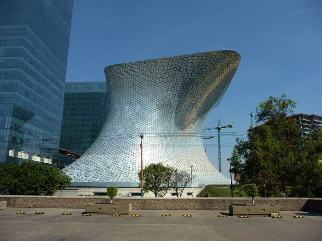 世界一の大富豪、メキシコのカルロス・スリム氏の亡きソウマヤ夫人が生前コレクションされていた６万６千点に上る美術品を展示する新しい美術館です。実は１９９４年に旧ソウマヤ美術館は別の場所に開館していましたが、スリムグループが新しく開発したビジネスセンターに新館を建設しました。<br />場所はポランコのはずれにスリムグループが新しく開発中のビジネスセンターの角で、その特異なデザインの建物と共に入場無料ということで話題となりました。<br />さすがに世界一のお金持ちのコレクション！凄いマスターピース揃いの展示でした。