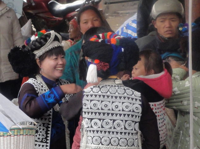　ひと通り雲南の少数民族を極めた後、最後に目指すは金平の紅頭ヤオ族。この辺りで最もインパクトのある少数民族衣装とされています。その後ベトナムに渡り、「西洋人向け」観光地であるサパとバクハーも覗いてみたいと思います。<br /><br /><br />**情報は2011年3月のもの。1人民元=12.3円で計算。<br /><br />== 雲南・少数民族マーケットハンター シリーズ==<br />その１(麗江、大理、景洪、モンフン、西定、ムアンシン)<br />http://4travel.jp/travelogue/10573334<br />その２(緑春、元陽、老孟、ハニ族、イ族、ミャオ族) <br />http://4travel.jp/travelogue/10640369<br />その３(金平、サパ、バクハー、紅頭ヤオ族、黒モン族、花モン族) &lt;==<br />http://4travel.jp/travelogue/10640488<br /><br />== 中国少数民族 ==<br />貴州省 ミャオ族・トン族 全５作<br />http://4travel.jp/travelogue/10524183<br /><br />変更:<br />2014/09/13 写真拡大