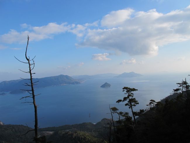 大河ドラマで平清盛をやるというので厳島神社などゆかりの世界遺産が気になって友人と旅に出ました。<br />広島には行きは新幹線で帰りは飛行機が取れたので空路で往復しました。<br />宮島は広島といってもかなり山口県よりにあって広島市内からも結構遠かったです。<br />宮島口までは行きは広島電鉄にのりました。<br /><br />宮島口では名物のアナゴ飯を頂きいざ宮島へ！<br />宮島は島だけあってフェリーでアクセスします。<br />でも距離は5分ぐらいでしかも安くてビックリです。<br /><br />島内は世界遺産の厳島神社だけでなく大聖院、五重塔など見所がいっぱいでした。<br />また弥山にもロープウエイで登れて絶景を楽しめました。<br />島内で1泊して、カキなどを満喫、水族館などもあって1泊2日ぐらいでちょうどいい旅でした。<br /><br />帰りはJRで広島まで戻り市内の観光をして広島空港から飛行機で羽田まで帰りました。<br />