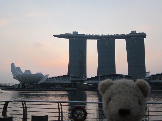 初めてシンガポールにまりんだと妹姫そして<br />クマの”コタロウ”の計2人と1匹で行きました。<br />ベタにマーライオンやセントーサ島のUSSなど<br />シンプルにシンガポールの旅を満喫しています。<br /><br />コタロウをモデルに沢山写真を撮ってきましたよ～☆