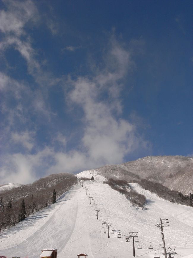 今シーズン２回目の雪山で遊んで来ました。<br />白馬八方での1日目は、あいにくの雪でしたが<br />ここ数年は、アイテムも充実し<br />悪天でもほぼ問題なく滑れるようになりました。<br /><br />このところの、ギアーの進化はものすごいですね。<br /><br />２日目は、五竜と47。素晴らしい晴天。<br />前日に雪が降ってくれたおかげで、<br />最高に雪質が良くて<br />景色を見ながら、気持ちよく滑れました。<br />北アルプスの風景は格別です。<br />こんな時は、長野に住みたいって、<br />いつも思いますね。<br />自然が豊かな場所っていいです。<br />