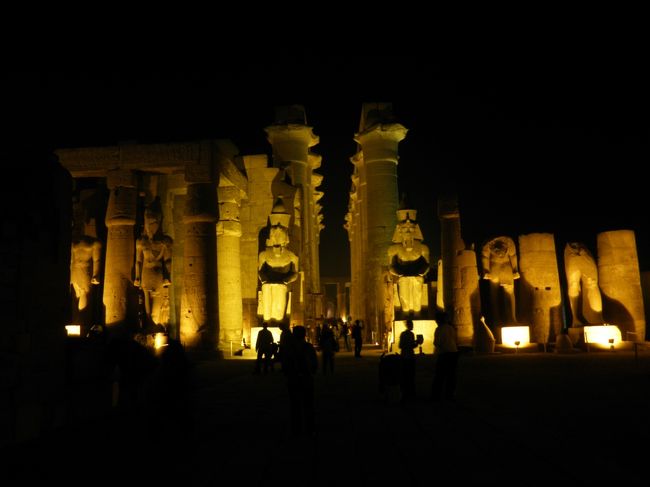 アフリカ上陸2カ国目はエジプトです。これまで古代遺跡にはそれほど感動しませんでしたが、3,4千年前の巨大な神殿には何ヶ所訪れても超感動しました。