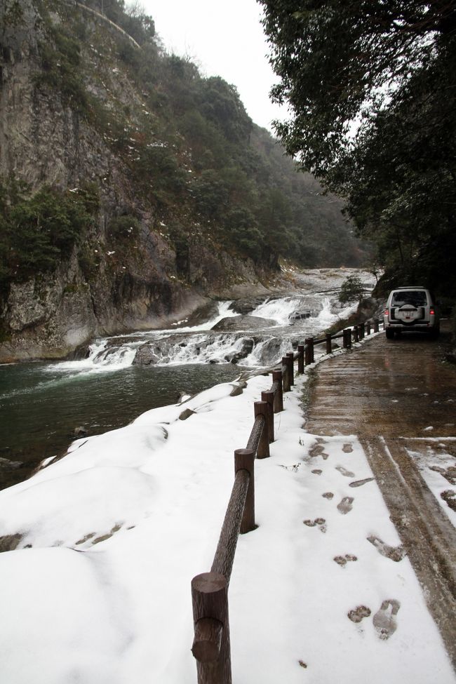 ■雪景色の中を中国山地‘断魚渓’までドライブ~<br /><br /> 断魚渓(だんぎょけい)は島根県中部を流れる江の川支流にあります。侵食されてむき出しになった流紋岩の崖が、4Kmにも連なる渓谷です。<br /> 断魚渓という名は、下流の神楽淵にある断魚の淵に因んでおり、鮎の遡上を遮ることから名付けられました。1935年に国の名勝に指定されています。<br /><br />【手記】<br /> 今日(日曜日)も午前中がお勤めでした。<br /> 午後からの出動となりましたが、気分転換にまたまた栄養ドリンクを飲んで島根県邑南町の断魚渓まで雪景色の中を車を走らせてきました。<br /> 国道261号線の‘断魚渓’ラインはわたくしにとってたいへん想い出深いルートです。