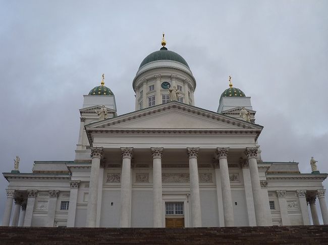 観光をしながら中心部を抜けて、<br />ヘルシンキの見所の１つ「ヘルシンキ大聖堂」に到着しました～<br />プロテスタントの一派、ルター派の教会だそうです。<br />真っ白な建物と青いドームが美しい～