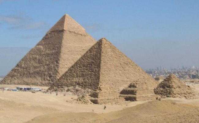 友達がエジプトで生活していて、偶然時間ができたので遊びに行ってきました。<br />ピラミッドは勿論、ナイル川やモスクや博物館、電車でアレキサンドリアに行き新鮮なシーフードも食べました。<br />ラクダにも乗ったし、馬に乗ってピラミッドまでの砂漠を走ったよ！