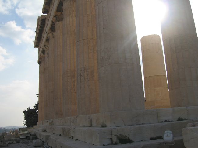 今回の旅行で巡った土地は(３回目だったサイパン以外)どこもいつか行ってみたい、憧れの場所でした。<br />その中でもアテネ、とりわけパルテノン神殿を、自分の目で見られる日が来るなんて…<br />今でも信じられません。<br /><br />アクロポリスの丘に立てたのは、松田直樹選手のお陰でした。<br />一度会っただけなのに何年経っても素敵な人だよと話さずにいられない人であり、一人で未知の世界へ飛び出す勇気と情熱をくれた恩人です。<br />古代のままの丘で、巨大な柱を見上げながら、心の中で何度も何度もありがとうと言いました。<br />あそこからなら、松田くんに声が届くような気がしました。<br />隣のエレクティオン神殿も見事で神々しく、遥か遠くまで見渡せるアテネ市街を背景に、2千年を超える歴史の中を実際に歩くことができました。<br /><br />古代と現代が共存するアテネの街で、遺跡と博物館を巡った一日を振り返りたいと思います。<br /><br /><br />