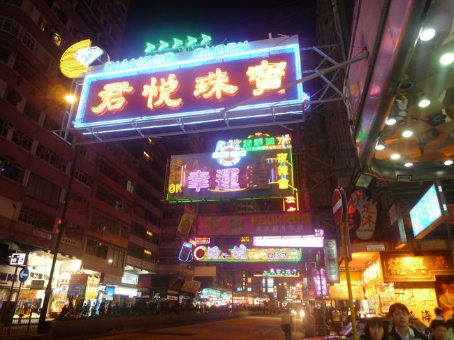 2011年年末の香港<br /><br />8年ぶりの香港。<br />前回は行けなかったマカオと、前回は無かった香港ディズニーランドに行く旅。<br />そして、前回は八角の香りにやられた息子が、中華を食べるぞ！と。