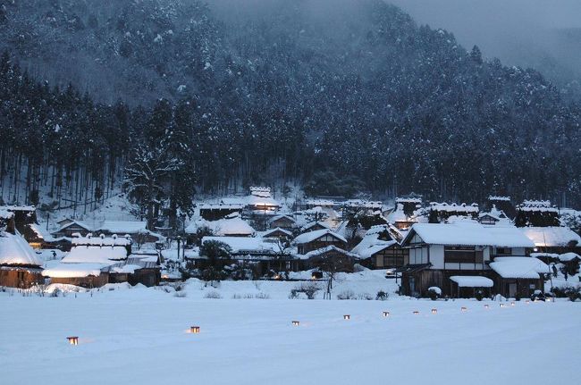１月２８日から始まった「京都美山雪灯廊」を撮るために１月３０日、車で行ってみた。京都の春は東山で、年末は嵐山で「花灯廊」の行事が毎年開催されているが、雪深い美山の里で見るのは初めてである。昨年は雪が少なかったらしい。２００８年は大雪で２メートルほど積もったのだが・・・と我々の横でカメラを構えていた人が話す。この２００８年の大雪のときはJRとバスを乗り継ぎ、美山の雪景色を撮りに来た。今年は大寒波の到来で美山も結構雪が多かった。大雪の降っている地域の方には申し訳がないが、大阪も京都も市内はあまり雪が降ることがない。現地に３時３０分着。日の暮れまでかやぶき屋根に積もった美しい景色を存分に楽しんだ。さて４時３０分ぐらいに撮影のポジションを決め待機。この日の装備は寒さに十分耐えられるように冬山用の登山靴に高所用ジャケット。ズボンは厚手のウール、これが暖かい。靴下にカイロを貼った。ロングスパッツを着け深い雪の中へも入れるようにした。夜景は太陽が落ちて闇になるまでの少し明かりが残っている時が風情のある写真が撮れる。日没を迎えて広い雪面が刻々と色を変えてゆく。６時２０分まで粘り、雪が降り始めた「美山」を後にした。<br />