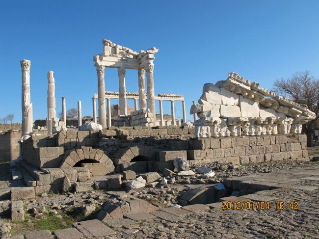 トルコ周遊3日目は、午前中、ベルガモン遺跡(アクロポリス)、午後、エフェス都市遺跡を巡ります。アクロポリスはアテネのパルテノン神殿と同じ時期の遺跡であることを考えると、パルテノンほどメジャーではありませんが、いずれの遺跡も世界遺産級のものです。今回の旅行で、見学を楽しみにしていた遺跡の一つです。表紙の写真は、アクロポリスの神殿。午前の部では、ベルガモン遺跡と昼食のレストランのサプライズを記します。2つの遺跡見学の後、一路パムッカレに向かいます。