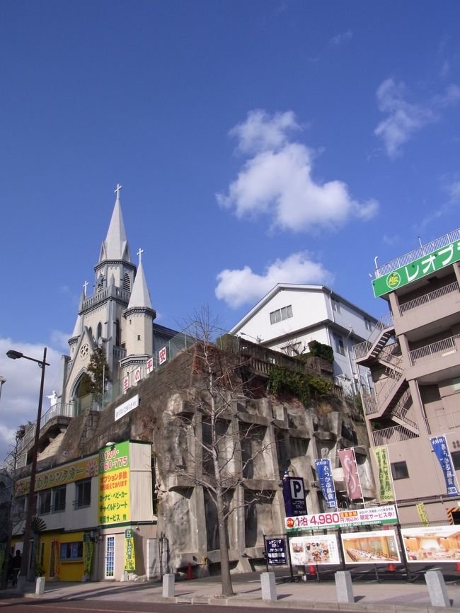 2011年の大晦日から翌年のお正月にかけて、長崎・佐世保・平戸の教会巡りをしてきました。<br /><br />長崎市内の観光を終え、夕飯を求めて佐世保の街へ繰り出したものの、お正月のせいか名物の外国人バーはほとんどお休み。<br /><br />食いっぱぐれを懸念し、早々にセントラルホテル佐世保に戻り、海軍ビーフシチューセットを注文しました。<br /><br />リーズナブルでホテルスタッフによるパフォーマンスもあり。<br /><br />海軍グルメを食べたかった佐世保初心者の私にはぴったりのセットでありました。<br /><br />翌日は佐世保バーガーデビューを果たした後、駅近くの三浦町教会へ。<br /><br />三浦町教会では売店が開いており、趣味のキリスト教グッズを購入。<br /><br />買物も楽しめた教会見学となりました。