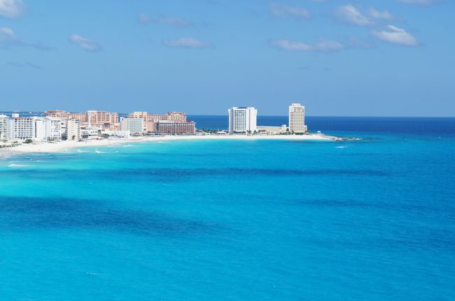 11月3日~14日まで新婚旅行で、メキシコ・カンクン~ロスアンゼルスに行ってきました。<br /><br />基本的には個人手配での旅行となりました。<br />初めは新婚旅行くらいはパックツアーで、至れり尽くせりでのんびり行こう~<br />なんて言ってたのですが、いつものようにほぼ個人手配の旅行となりました。<br />でもお陰で、日本のパックツアーを利用するより、一人15万円くらいは安く抑えられれたと思います。<br /><br />日程は以下のとおり<br />11月3日 成田→ロスアンゼルス (サンタモニカ泊)<br />11月3日(現地時間) ロスアンゼルス→ダラス→カンクン (カンクン伯)<br />11月4日<br /> ↓ カンクン計6泊<br />11月10日 カンクン→ダラス→ロスアンゼルス (ロスアンゼルス・ハリウッド泊)<br /> ↓<br />11月14日 ロスアンゼルス→成田着(11月15日)<br /><br />なお、日本からロスアンゼルス往復の飛行機は、ネットで手配<br />www.etour.co.jp/ (イーツアーで手配)<br /><br />ロスアンゼルス発のカンクンのツアーは<br />http://www.honeymoonsinc.com/ で予約しました。<br />アメリカのツアー会社なので、やり取りが英語になってしまいますが、<br />問い合わせをしたら速やかに返信をくれましたし、とてもよかったです。<br />そして円高も手伝って、とにかく安い!<br />もし英語でのやり取りが億劫でなければお勧めです。<br /><br />メキシコ・カンクンでは6泊し、リゾートを満喫。<br />ホテルは2007年にオープンしたばかりの新しいホテル<br />「ロイヤルインカンクン」です。<br />ここは、オールインクルーシブのリゾートホテルなので、食べるもの、飲むものすべて無料。 もちろんルームサービスもです。ありがたい。<br /><br />そしてオプショナルツアーでチェチェン・イツァ遺跡と自然のテーマパークシカレへ。<br />またダウンタウンに行けば、メキシコの雰囲気も存分に味わえます。<br /><br />リゾートだけでなく、遺跡巡りも楽しめるカンクンは新婚旅行に人気があるのも納得です。