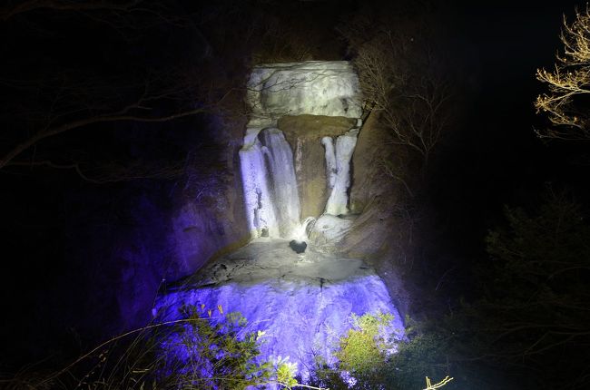 カチンコチンに凍っている袋田の滝が見てみたくてふらっと出かけてみた。<br />気温は３度だったけど、滝の近くはさすがに寒い・・。<br />綺麗にライトアップされてました。