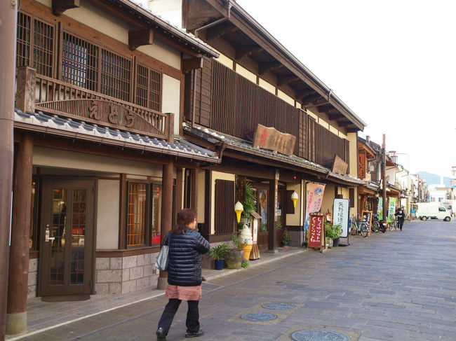 初旅　大分県も　最終日<br /><br />時間制限を気にしながら　臼杵の街並みを歩きます<br /><br />時計がゆっくり動き　まだ　昭和　大正かと思う街並みでした<br /><br />江戸時代。。これは無理<br /><br />九州の古いガイドブックには<br /><br />新しいのもですが。<br /><br />この町はあまり書いてありませんでした。<br /><br />現代のも、、　磨崖仏ばかりで<br /><br />臼杵観光協会<br />http://www.usuki-kanko.com/<br /><br />義臣旅記<br /><br />臼杵　磨崖仏<br />http://4travel.jp/traveler/jiiji/album/10641565/<br />臼杵の街並み<br />http://4travel.jp/traveler/jiiji/album/10642811/<br />二王座歴史の道<br />http://4travel.jp/traveler/jiiji/album/10643214/<br />龍原寺三重塔　吉丸一昌記念館<br />http://4travel.jp/traveler/jiiji/album/10643421/<br />稲葉家下屋敷　臼杵城跡<br />http://4travel.jp/traveler/jiiji/album/10643742/<br /><br />