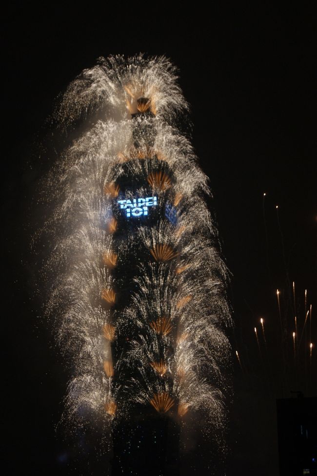 2012年年越し(跨年)時の台北101(TAIPEI101)花火です。<br /><br />世界で2番目の高さを誇る高層ビルから吹き出す花火。 発想の大胆さに驚くと共に、なかなかの迫力でした。 <br /><br />日本でも、東京スカイツリーあたりで花火をやったらスゴイでしょうね。