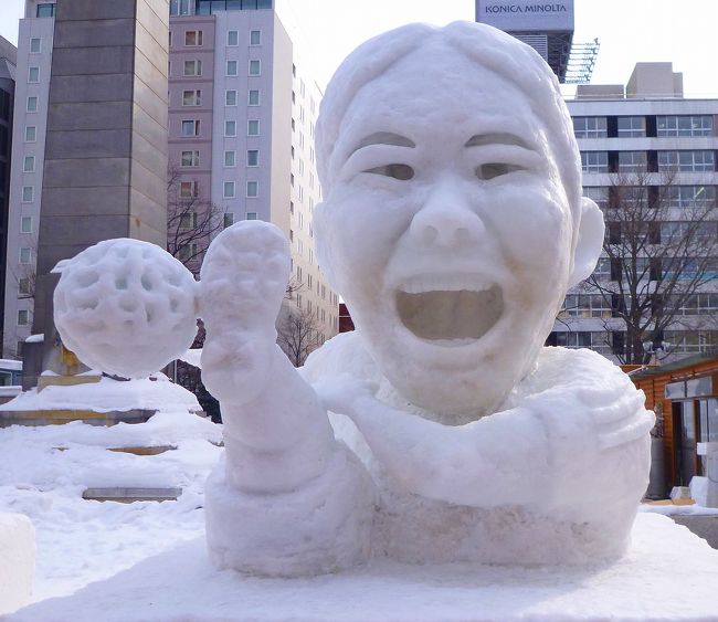 第６３回さっぽろ雪まつりが2012年２月６日から12日まで札幌・大通公園など３会場で開かれました。オープン直後、外国人など大勢の見物者でにぎわうメーン会場の大通公園の光景をカメラに収めてきました。<br />７日には暖気の影響で小雪像が倒壊し、けが人が出てしまいました。このため、実行委はすべての雪像を点検し、崩れる恐れのある３基の市民小雪像が取り壊されたということです。ちなみに７日の最高気温は平年より２・７度高い２・２度で、３月上旬並み。事故当時はみぞれが降っていました。雪像の倒壊によりけが人が出た事故は過去に例はないということです。 