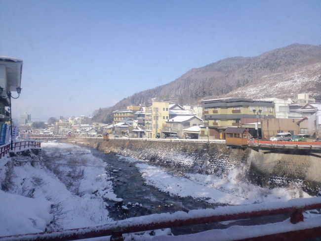 雪猿見物の復路。上林温泉入口バス停からバスに乗車して長電湯田中駅までの乗車記録です。往路でも乗りましたが、日が昇ってくると雰囲気が変わりますな。まあさくっと。<br />【乗りバス】<br />◇年末年始一人旅目次◇<br /> (1) 1日目　上諏訪温泉精進湯　など<br />http://4travel.jp/traveler/planaly/album/10643229<br /> (2) 2日目-1 飯山線・川中島古戦場跡<br />http://4travel.jp/traveler/planaly/album/10643372/<br /> (3) 2日目-2 松代（真田宝物館・真田邸・文武学校）<br />http://4travel.jp/traveler/planaly/album/10643375<br /> (4) 2日目-3 長電屋代線<br />http://4travel.jp/traveler/planaly/album/10643376/<br /> (5) 2日目-4 上田城<br />http://4travel.jp/traveler/planaly/album/10643380/<br /> (6) 2日目-5 湯田中・長電特急スノーモンキー<br />http://4travel.jp/traveler/planaly/album/10643382/<br /> (7) 3日目-1　地獄谷野猿公苑（往路）<br />http://4travel.jp/traveler/planaly/album/10643381/<br /> (8) 3日目-2　地獄谷野猿公苑<br />http://4travel.jp/traveler/planaly/album/10643384<br /> (9) 3日目-3　地獄谷野猿公苑（復路）<br />http://4travel.jp/traveler/planaly/album/10643385/<br /> (10) 3日目-4　特急ゆけむり<br />http://4travel.jp/traveler/planaly/album/10644968/<br /> (11) 3日目-5　別所温泉・上田交通別所線<br />http://4travel.jp/traveler/planaly/album/10644974/<br /> (12) 3日目-6　高崎へ<br />http://4travel.jp/traveler/planaly/album/10644979/<br /> (13) 4日目-1　吾妻線大前駅・川原湯温泉聖天様露天風呂<br />http://4travel.jp/traveler/planaly/album/10644981/<br /> (14) 4日目-2　上信電鉄・下仁田<br />http://4travel.jp/traveler/planaly/album/10644983/<br /> (15) 4日目-3　富岡製糸場<br />http://4travel.jp/traveler/planaly/album/10644985/<br /> (16) 5日目　飯田線119系の旅<br />http://4travel.jp/traveler/planaly/album/10644986/<br /> (17) 6日目-1　名鉄・豊橋鉄道渥美線<br />http://4travel.jp/traveler/planaly/album/10644988/<br /> (18) 6日目-2　豊鉄バス・伊勢湾フェリー<br />http://4travel.jp/traveler/planaly/album/10645413/<br /><br /><br /> ◆全旅行記目次◆<br />http://4travel.jp/traveler/planaly/album/10642746/