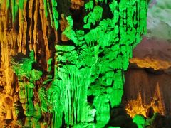 ベトナム09　ハロン湾ｄ　スンソット洞窟を探訪　☆照明に映える鍾乳石群