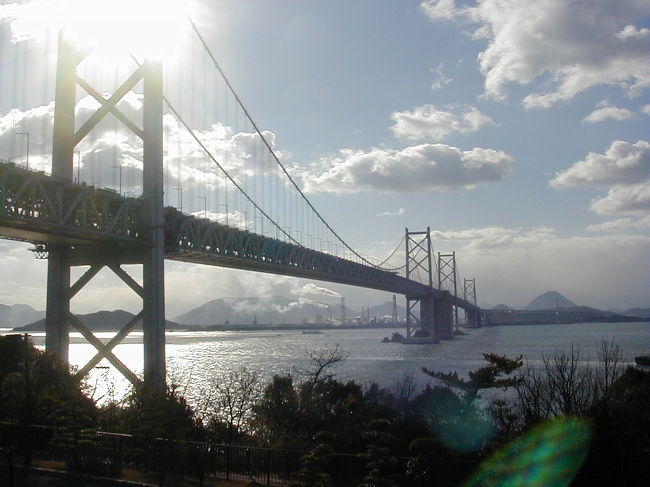 瀬戸大橋にかかる与島。<br /><br />朝は全国的に氷点下だったためか、水飲み場が凍っていました。<br /><br /><br />瀬戸大橋は開通してかなりの月日が経過しましたね。<br /><br />景色はすばらしい。<br />